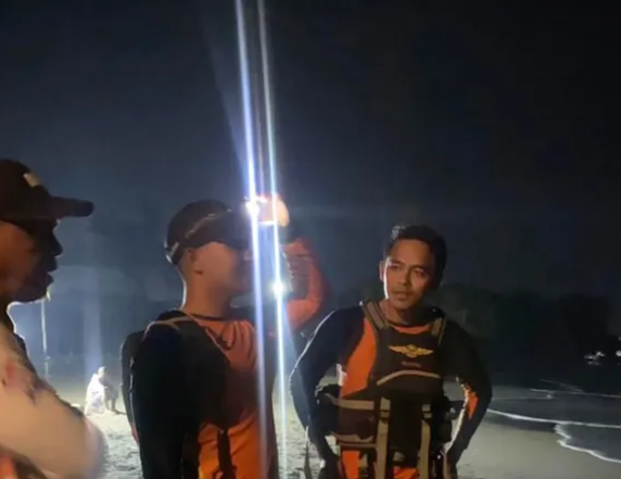 TIM SAR GABUNGAN CARI KORBAN TENGGELAM AKIBAT TERSERET ARUS DI PANTAI BUFFALO SUKABUMI