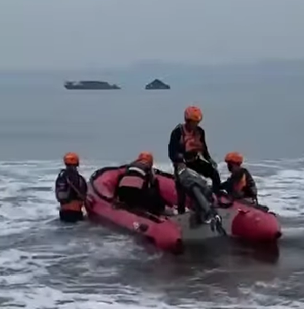 TIM SAR GABUNGAN TEMUKAN KORBAN TERSERET ARUS DI PANTAI BUFFALO SUKABUMI DALAM KONDISI MENINGGAL DUNIA