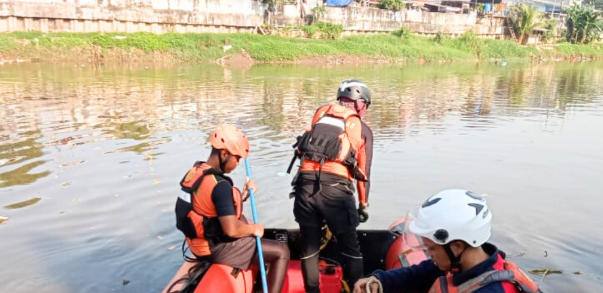 JASAD KORBAN TENGGELAM DI BANJIR KANAL BARAT AKHIRNYA DITEMUKAN OLEH PERSONIL BASARNAS DAN UNSUR SAR GABUNGAN