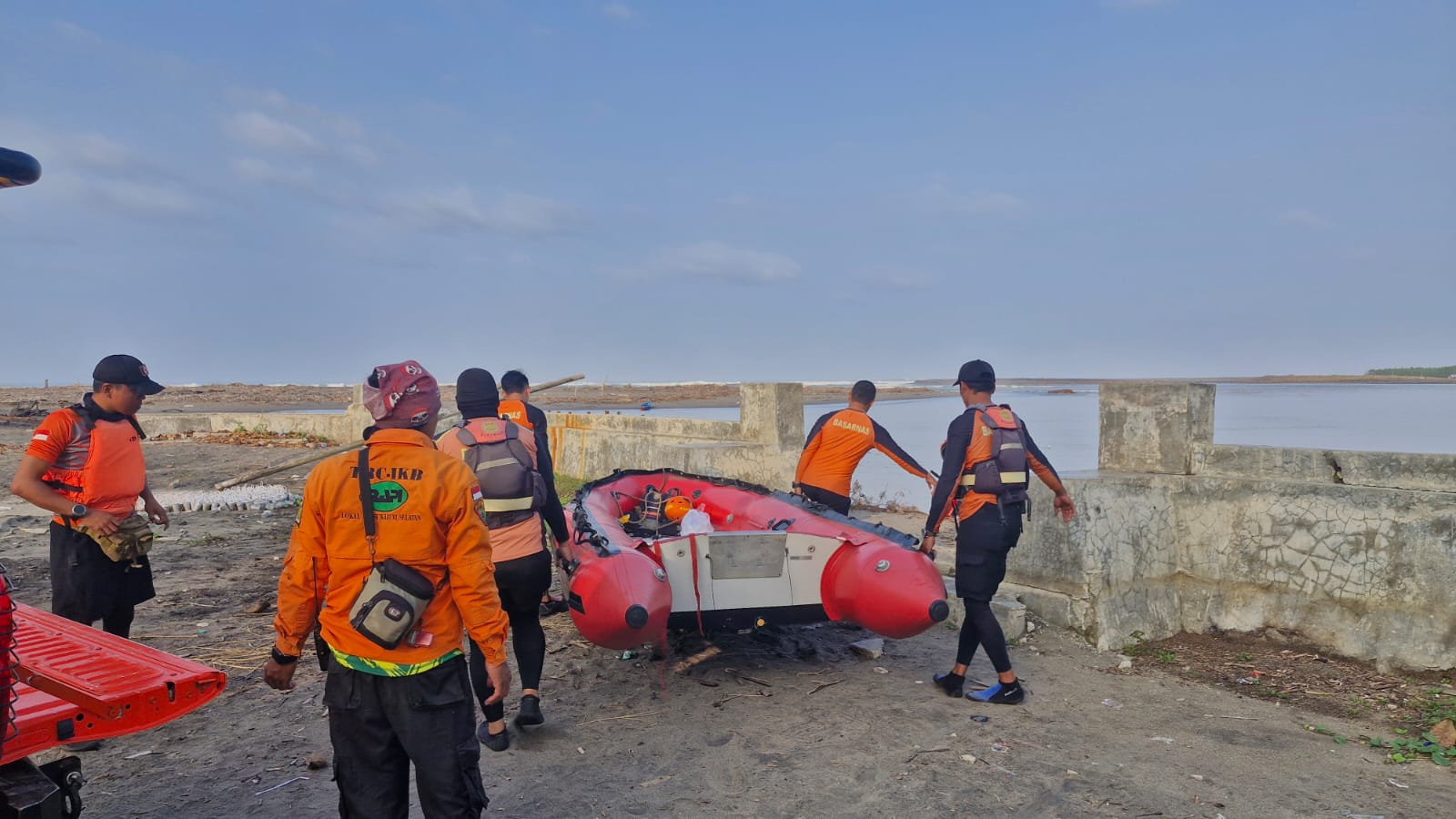 SEORANG NELAYAN TENGGELAM SETELAH PERAHU YANG DIKENDARAINYA TERBALIK DIHANTAM GELOMBANG TINGGI DI PERAIRAN PANTAI TEGALBULEUD SUKABUMI