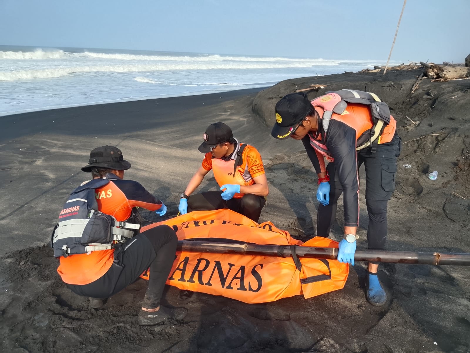 JASAD NELAYAN TENGGELAM AKHIRNYA DITEMUKAN DI BIBIR PANTAI CIROYOM SUKABUMI