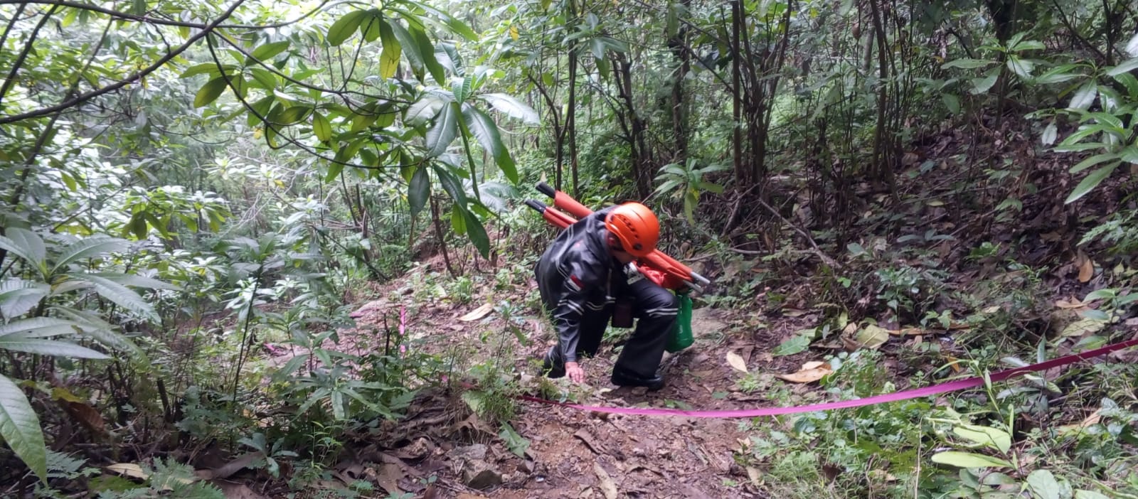 ANGGOTA SISPALA MENGALAMI LUKA BAKAR AKIBAT TERSIRAM AIR PANAS PADA KAKINYA DI GUA SIBIUK BOGOR