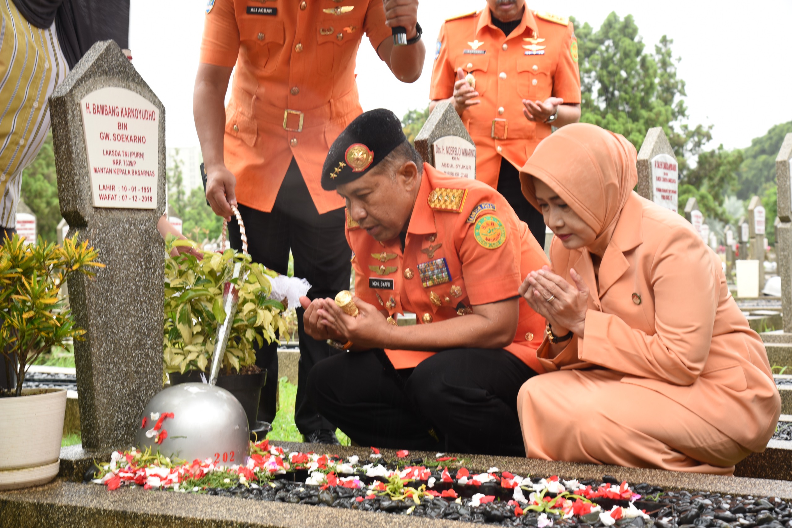 Basarnas Gelar Tabur Bunga di Taman Makam Pahlawan Peringati HUT ke-54