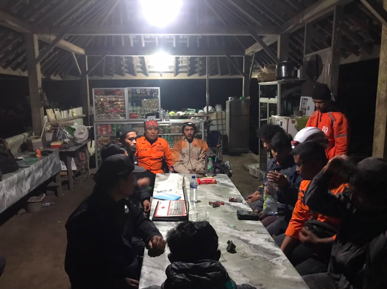 Tim SAR Gabungan Evakuasi Pendaki Tersesat di Gunung Semeru