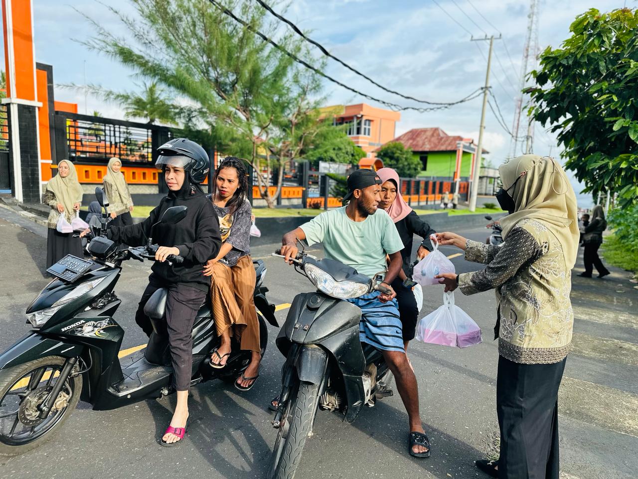 DWP Basarnas Ternate Bagi-Bagi Takjil Dan Buka Puasa Bersama